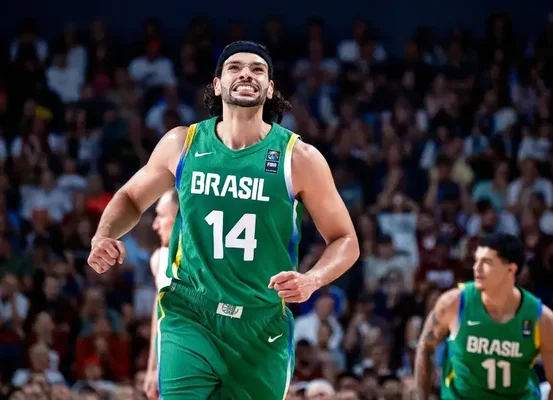 Brasil vence Letônia e se classifica para Paris 2024 no basquete