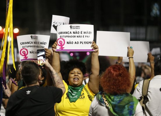 Manifestantes vão às ruas contra PL que equipara aborto a homicídio