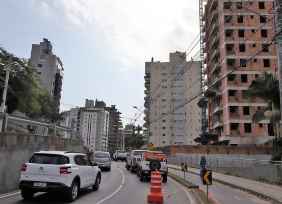 Por questão de segurança, Prefeitura embarga obras privadas na Rua Hermann Huscher