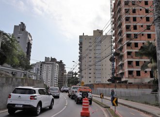 Por questão de segurança, Prefeitura embarga obras privadas na Rua Hermann Huscher