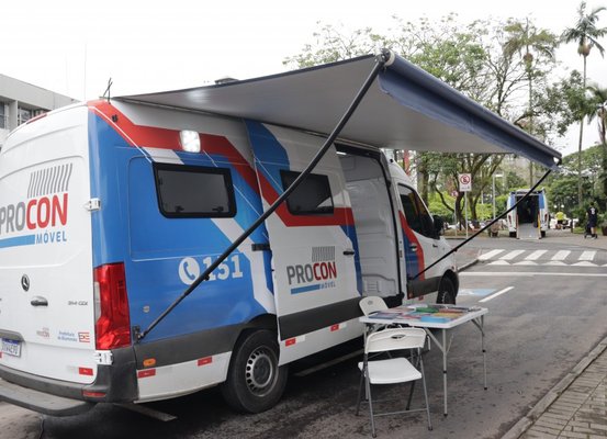 Procon Móvel atende população do bairro Água Verde